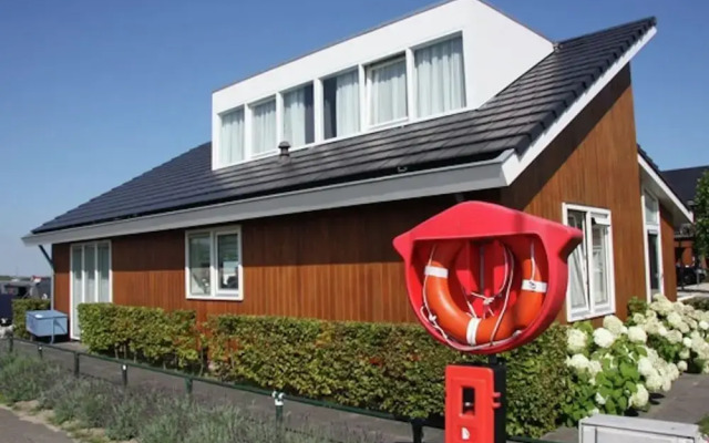 House by Uitgeestermeer With Garden
