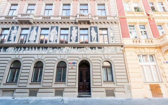 Отель Ostrovni Apartments Чехия, Прага - отзывы, цены и фото номеров - забронировать отель Ostrovni Apartments онлайн вид на фасад