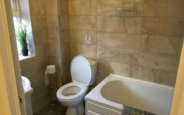 Central 3 BD House with Garden & Jacuzzi