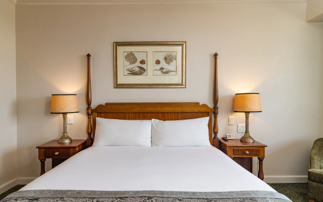 The Edward Hotel