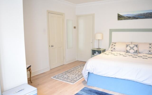 Апартаменты 2 Bedroom Apartment With Garden Near Maida Vale комната для гостей