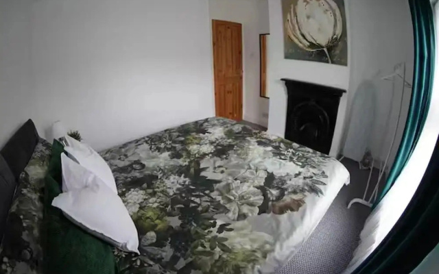 Sleeps 6 - Parking - Garden - Wifi - Bbq