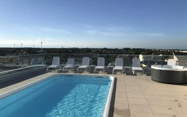 Comfortable Accommodation Featuring a Rooftop Pool