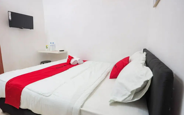 RedDoorz near Plaza Araya 2