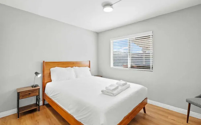 Stylish Home w Full Kitchen Garage Backyard