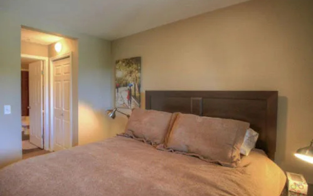 Pinnacle Pointe Resort by kelownacondorentals