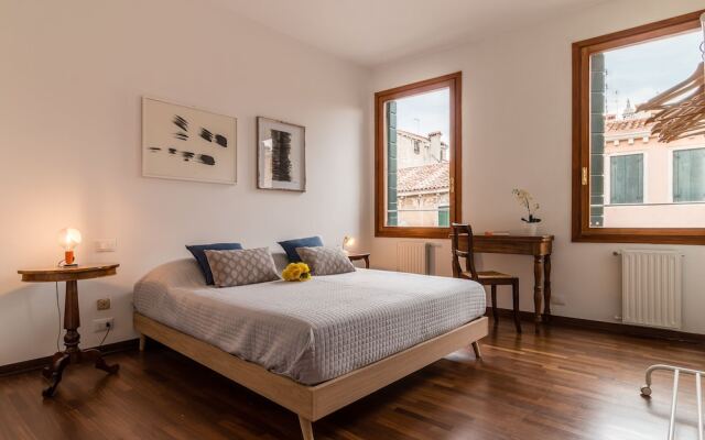 Отель Venezia Spirito Santo Canal View Венеция комната для гостей