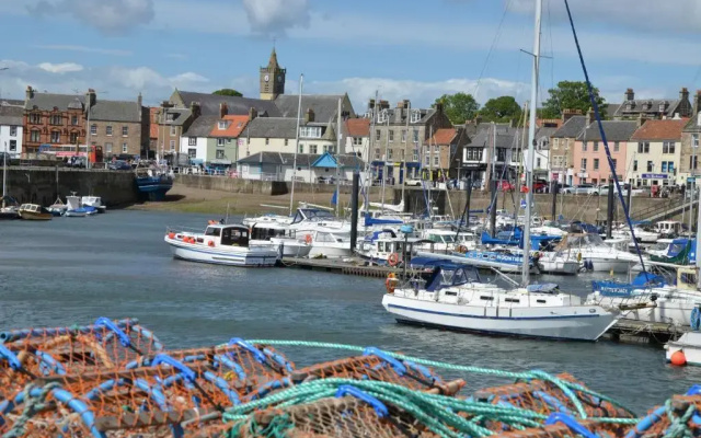 Tall Ship - Three-bedroom coastal house with sea views