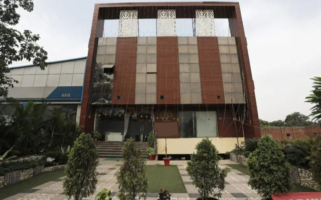 Hotel Maanya Palace by OYO Rooms