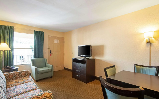 Econo Lodge Inn & Suites Clearwater Central