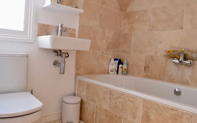 2 Bedroom House in Shepherd's Bush