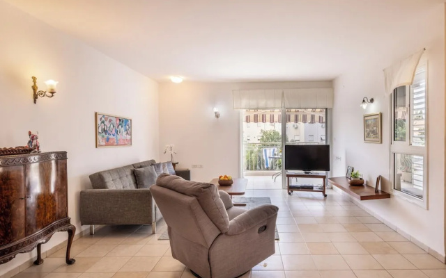 Homey Kiryat Haim Apt by Sea N Rent