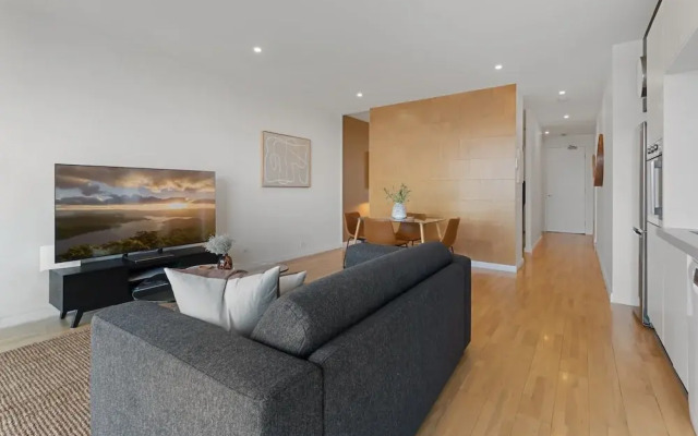Modern 1-bed, City Skyline Views & Close to Shops