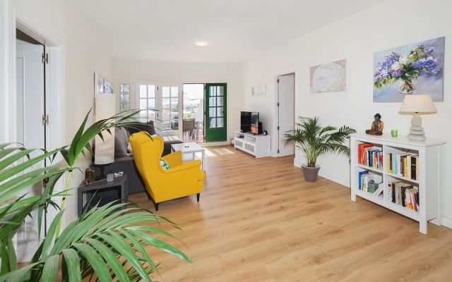 Apartamento OM con piscina y vistas al mar