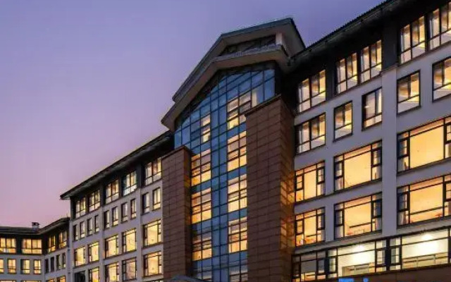 Diamond Holiday Crown Hotel