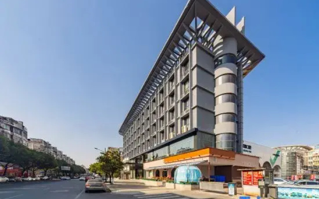 Starry Cloud Hotel (Jiangshan Hushan Park Branch)