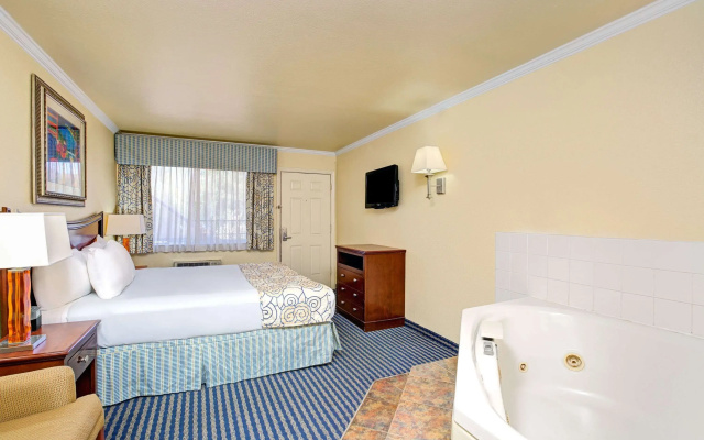 Super 8 by Wyndham Santa Cruz Beach