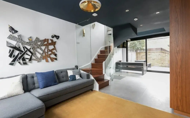 Designer two BR Apartment In Angel With Huge Terrace