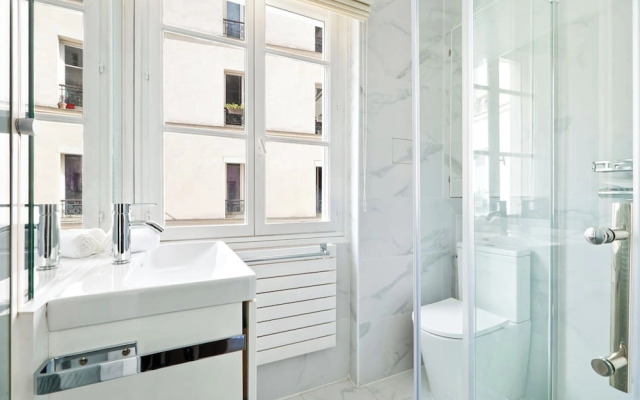 Elegant 2BR Steps to the Louvre