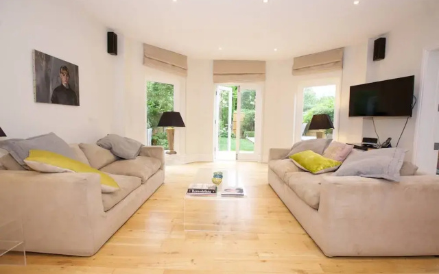 2BR Apt With Garden Near Clapham High Street Station