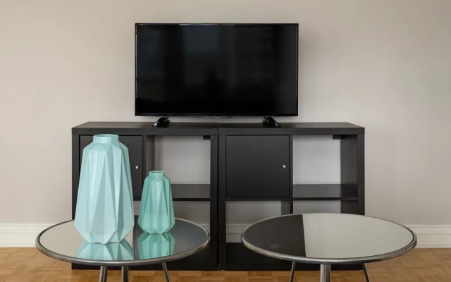 Bold Downtown Montréal Suites by Sonder