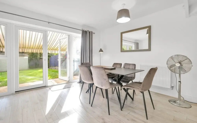 Foxherne 6 Bdrm, 3BA Hse -17