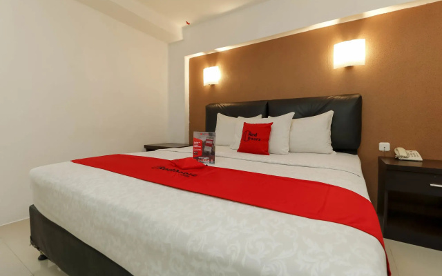 RedDoorz Plus near Karebosi Area