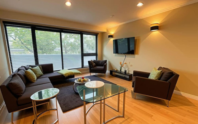 Stylish Dulwich Apartment With Parking