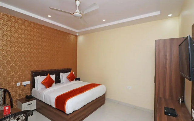 Collection O 13233 Grand Inn