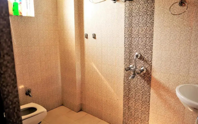 Pretty Garden View, 3BHK Furnished Flat near Kashi Vishwanath Temple