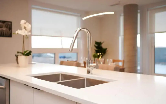 Stylish Modern Condo w Parking Location Coffee