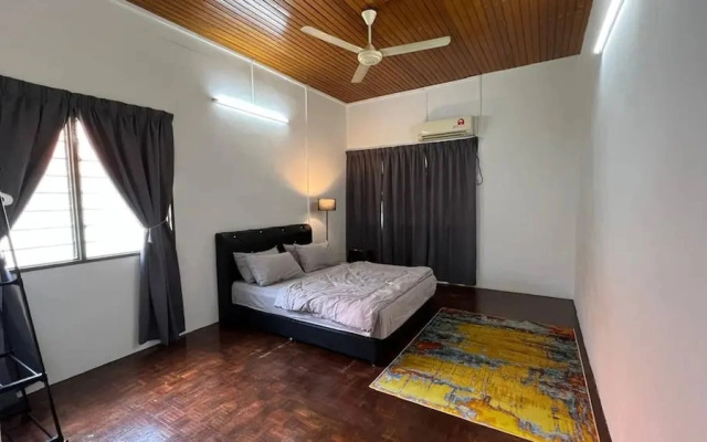 Bayan Lepas Getaway - Nature Views & BBQ Haven