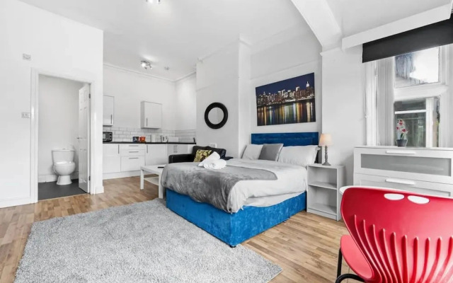 Cosy Leeds Studio Ensuite Kitchenette Wifi Street Parking