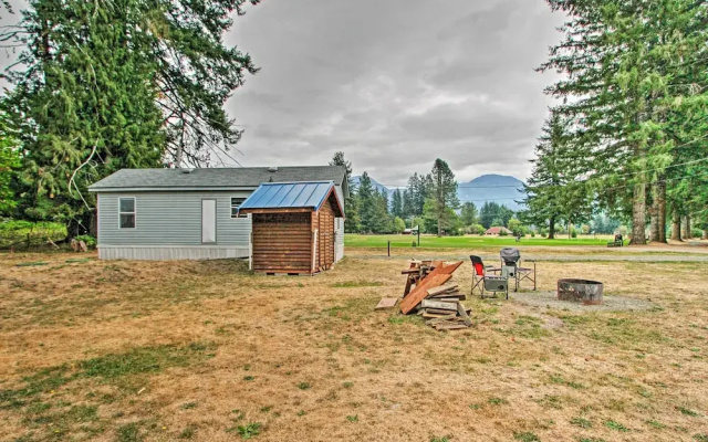 Woodsy Packwood Haven w/ Golf Course Access!