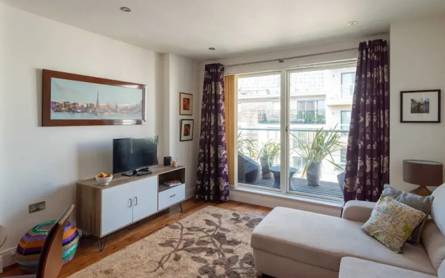 Lovely 1 Bedroom Home With Balcony - 4 Guests!