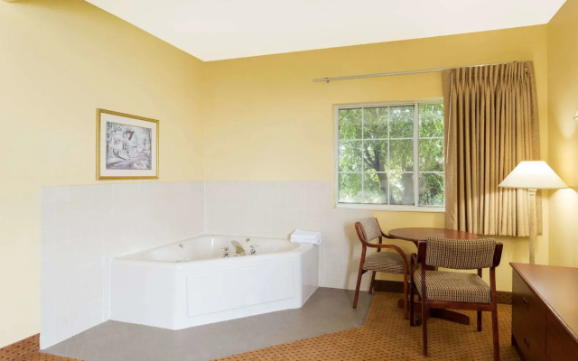 Super 8 By Wyndham Osage