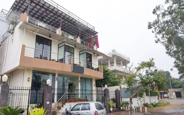 FabHotel Everest International