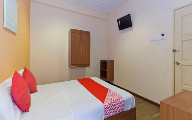OYO 415 Straits Settlement Inn