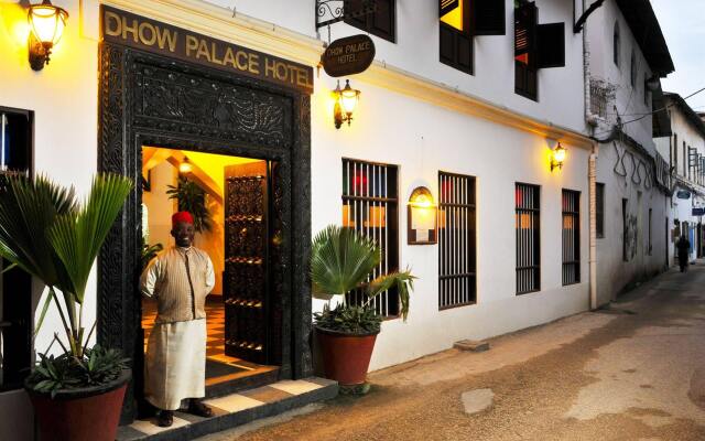 Dhow Palace Hotel вид на фасад