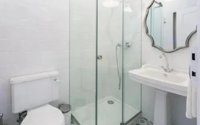 2 Beautiful Suites Upscale Flat Embracing Tejo!