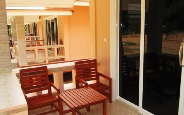 Ao Thong Beach Bungalows & Restaurant