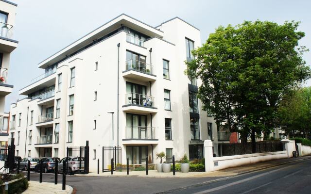Апартаменты Charles Court Serviced Apartments вид на фасад