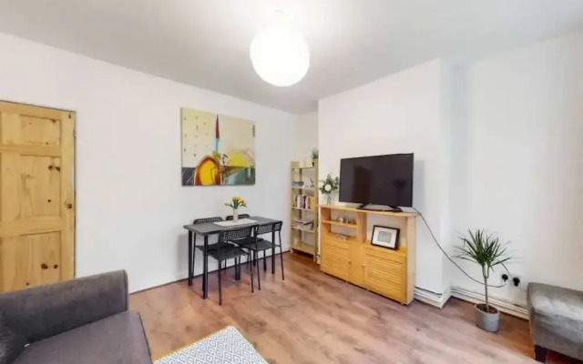 Central & Cosy 2BD Flat Near Canary Wharf