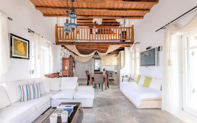 Carmelita Villa with Pool by Stylish Stays