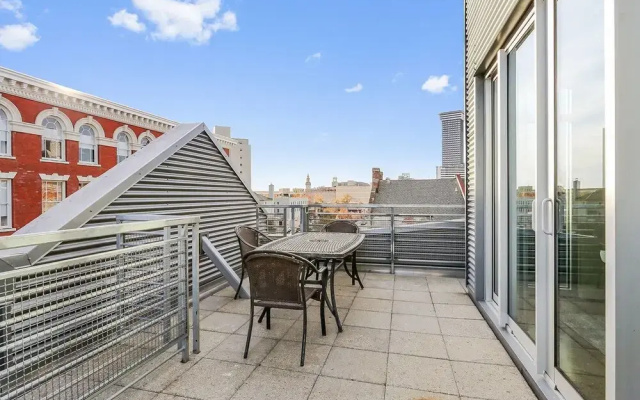 Penthouse 2br/2ba in Warehouse Dist. by Domio