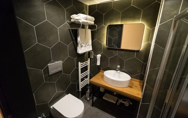 8 Rooms Hotel