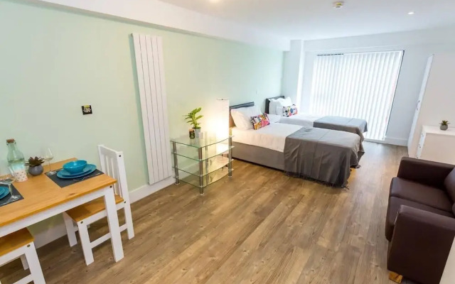 Comfortable studio apartment in central Oldham