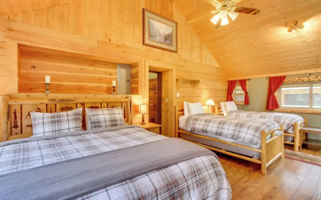 Creekside Silver Gate Getaway w/ Fireplace!
