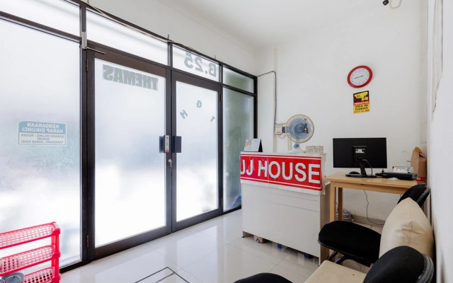 JJ House Mitra RedDoorz