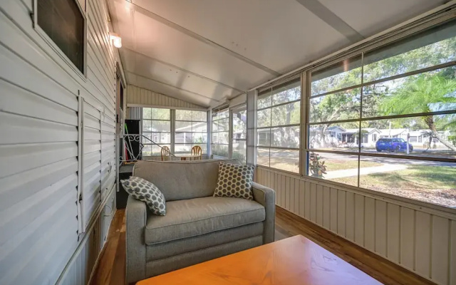 Bright Home: Pool Access & Screened-in Porch!
